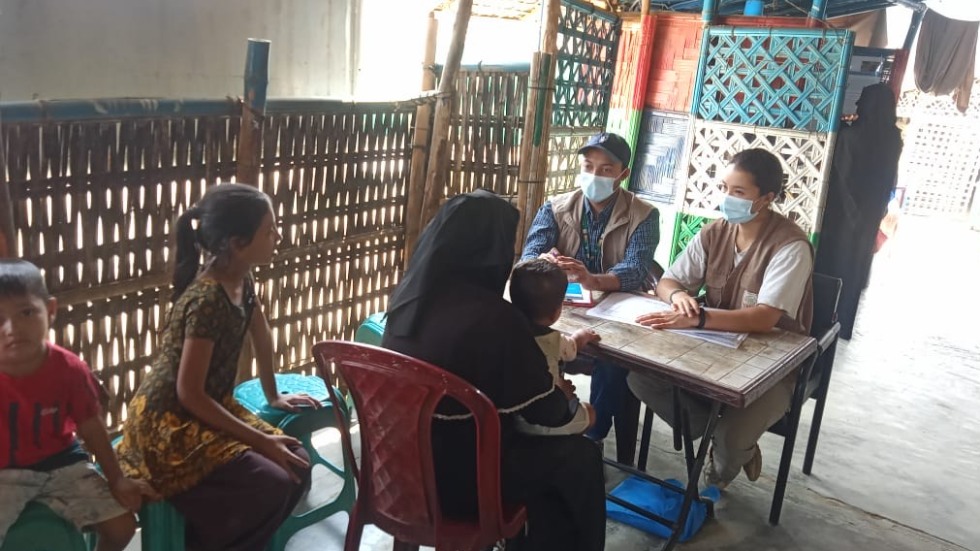 Alex is interviewing a patient regarding the HAEFA service with MATS at Camp 9 in Balukhali, Ukhiya, Cox's Bazar.